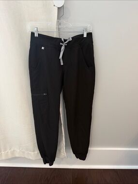 FIGS Women’s Black Jogger Scrub Pants